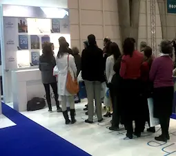 Fila de visitantes no stand da SATA, na FIL, aguardam para participar no Jogo Amazing na FIL em Lisboa